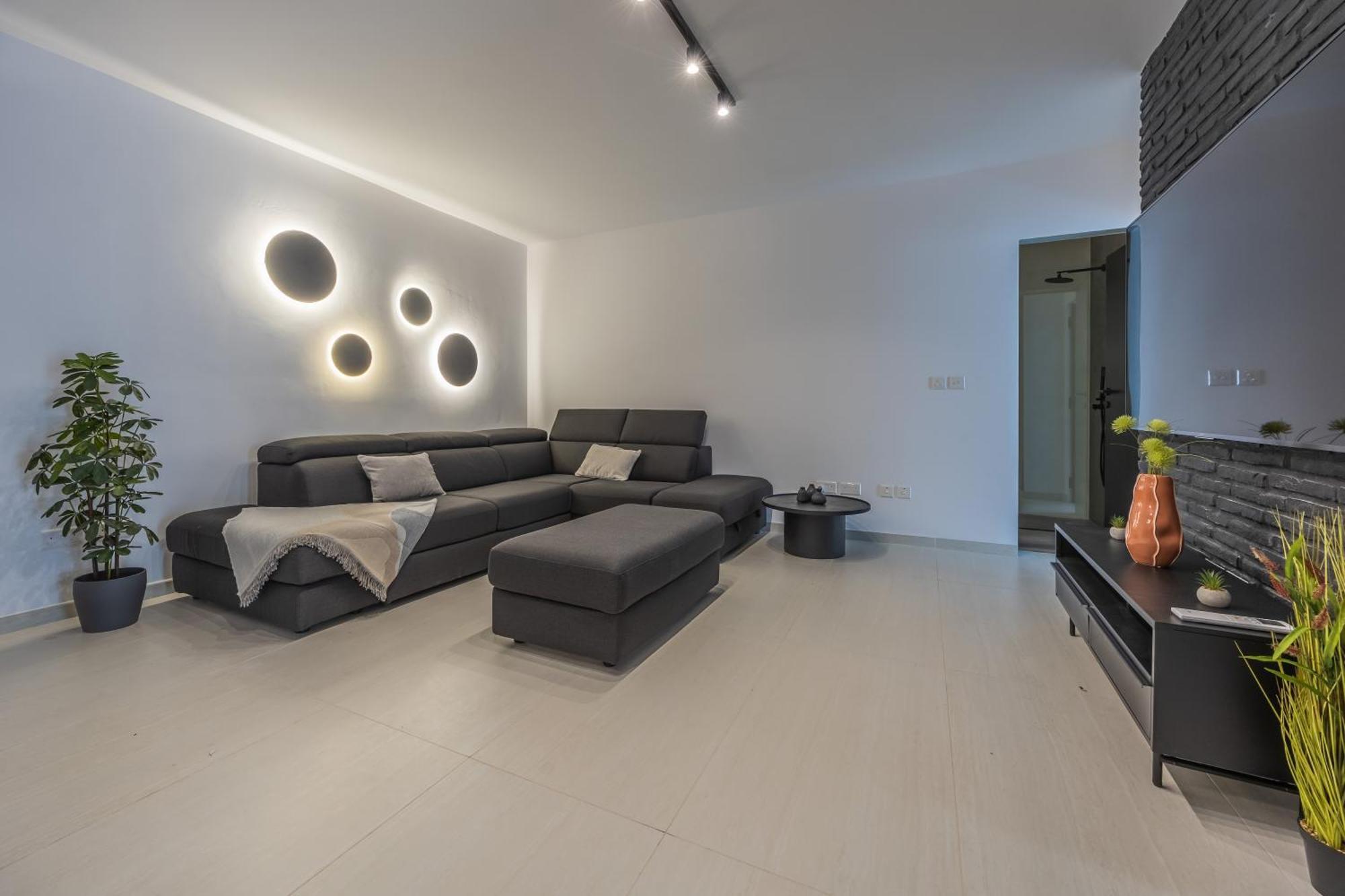 Loftnoir Spacious & Very Close To Seafront *