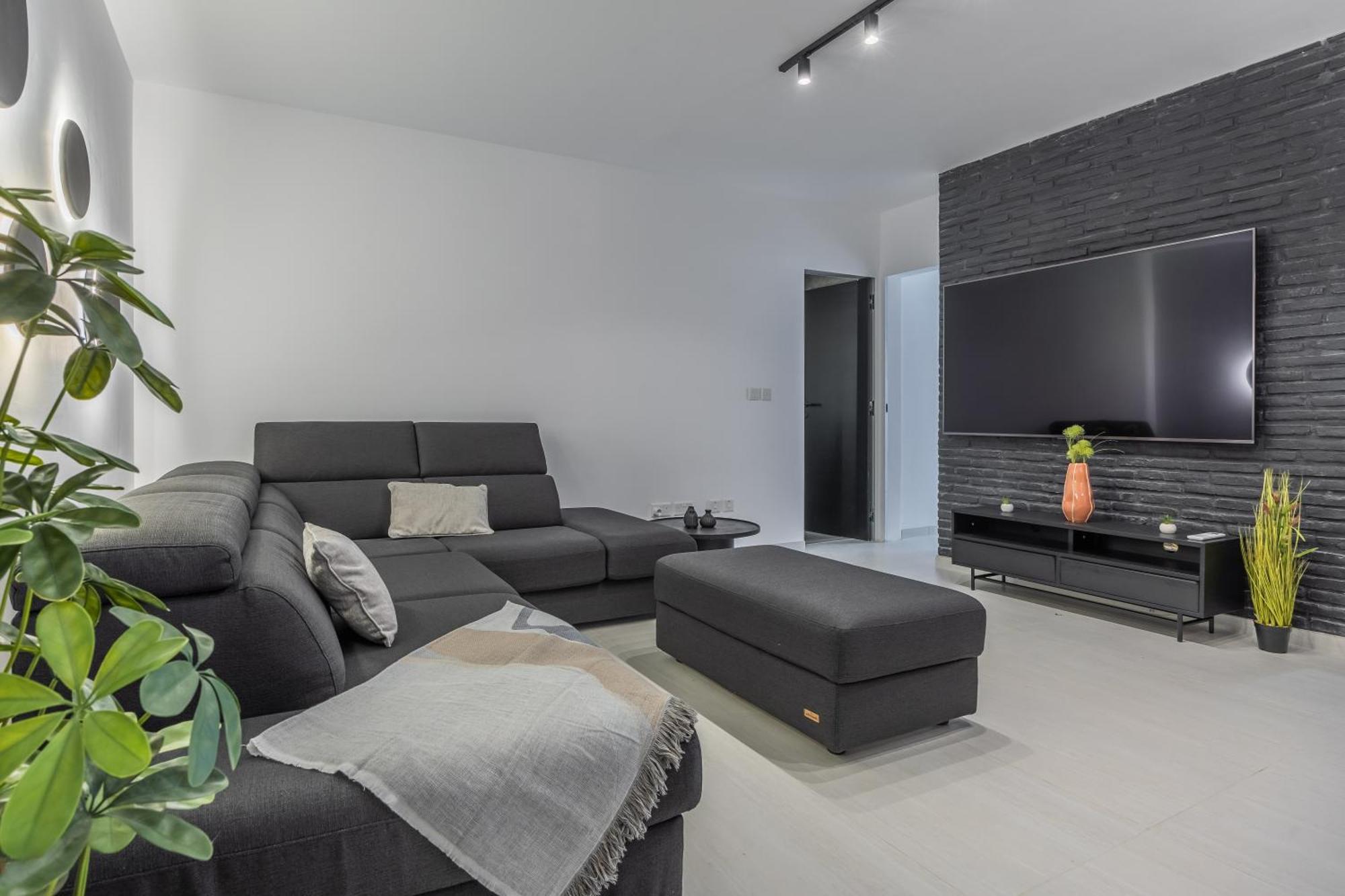 Loftnoir Spacious & Very Close To Seafront
