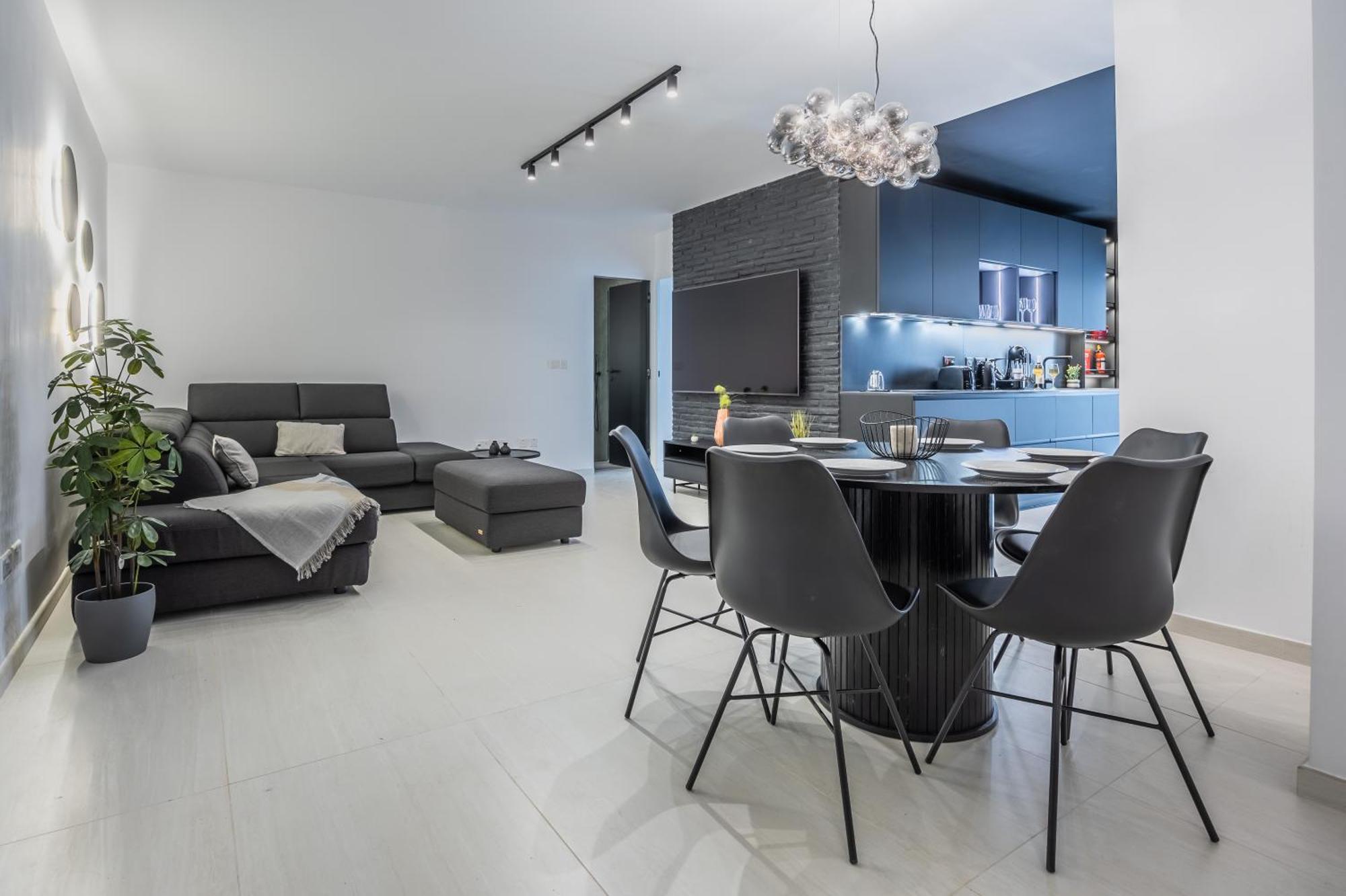 Loftnoir Spacious & Very Close To Seafront